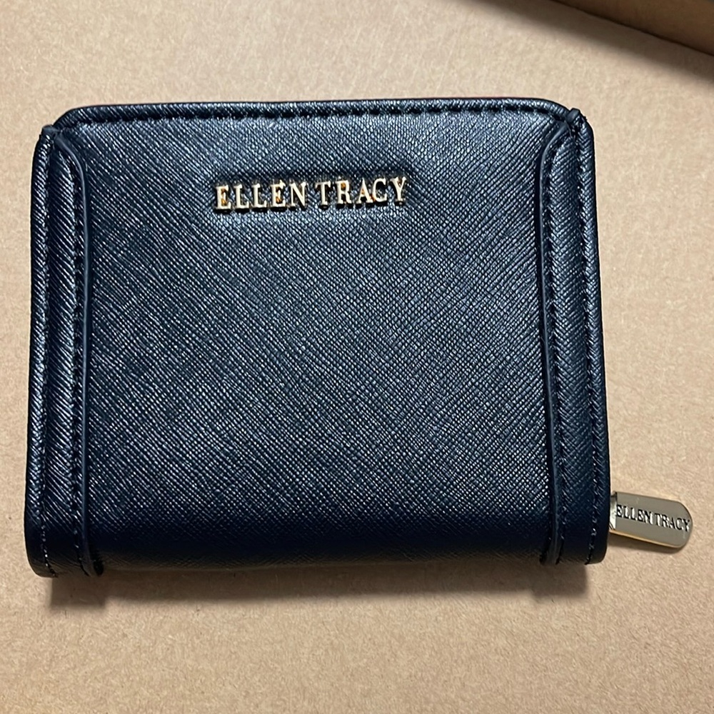 Black wallet with zip Ellen Tracy with 6 different card slots
